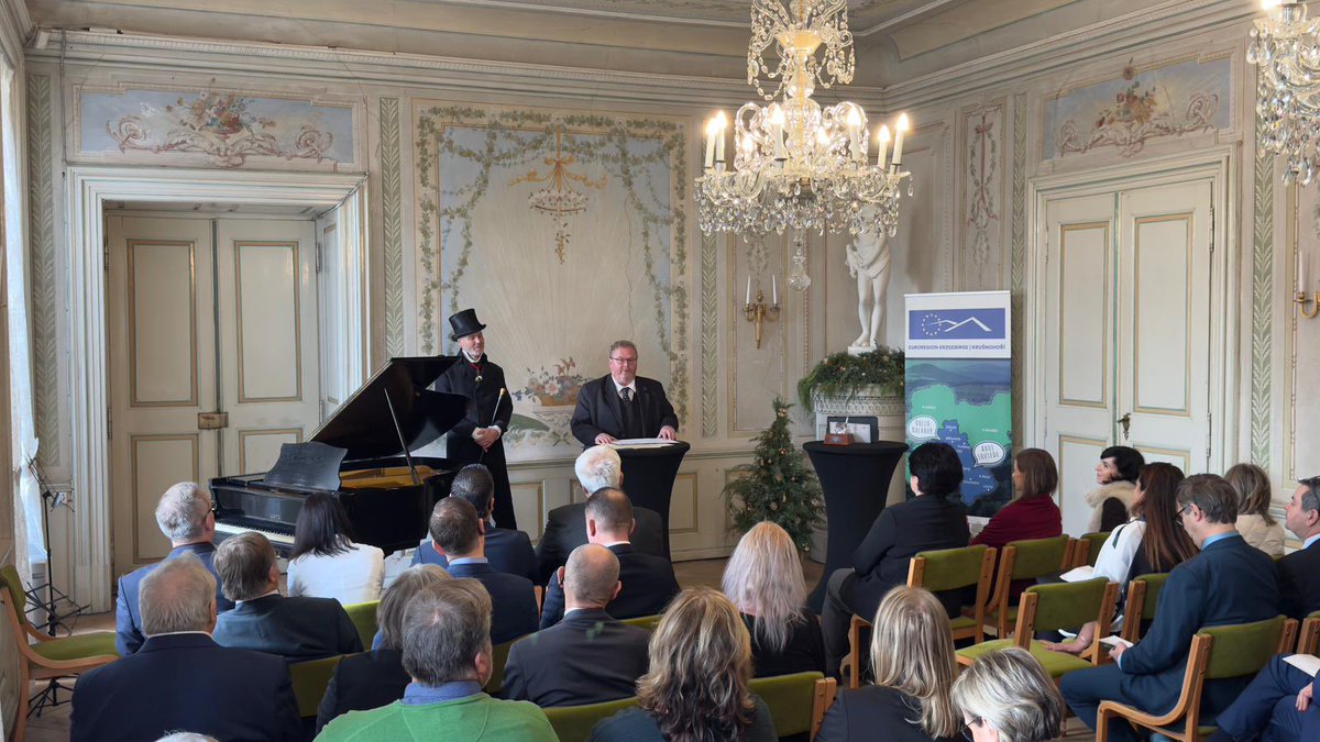 Na zámku Krásný Dvůr dnes byla slavnostně předána cena Euroregionu Krušnohoří/Erzgebirge 2025 paní PhDr. Marii Svačinové za její dlouholetý přínos k 🇨🇿-🇩🇪 vztahům. Srdečně gratulujeme 👏partnerskyspolek.cz