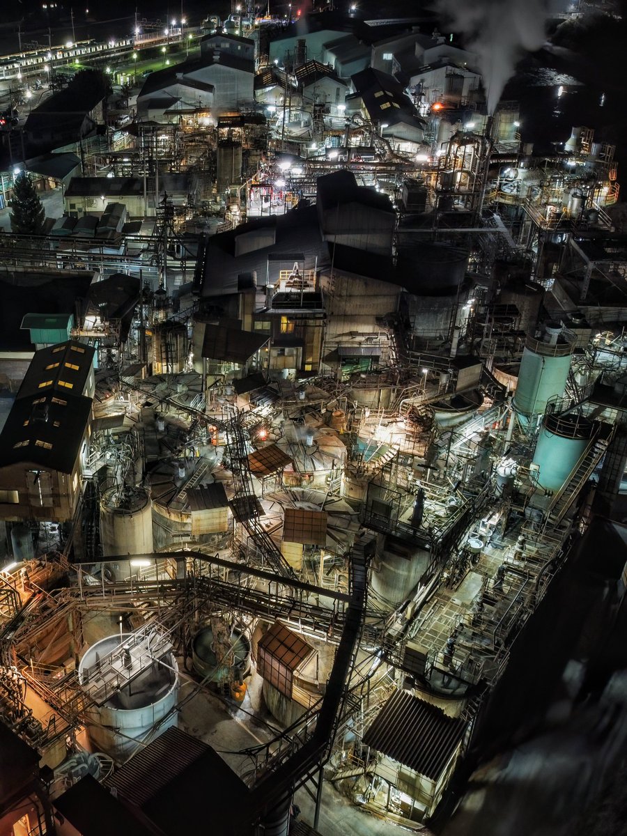 スチームパンクな街にも見える夜の工場