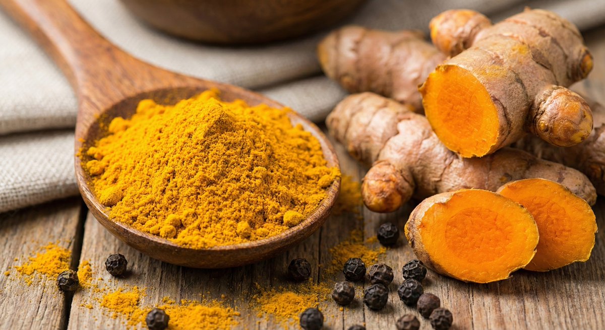 ArchMHealth's tweet image. Turmeric's active compound, curcumin, is a potent anti-inflammatory, but it is poorly absorbed on its own. Adding black pepper increases absorption by 2000%. Using this spice in cooking is a culinary way to downregulate inflammatory pathways, potentially easing joint pain and…