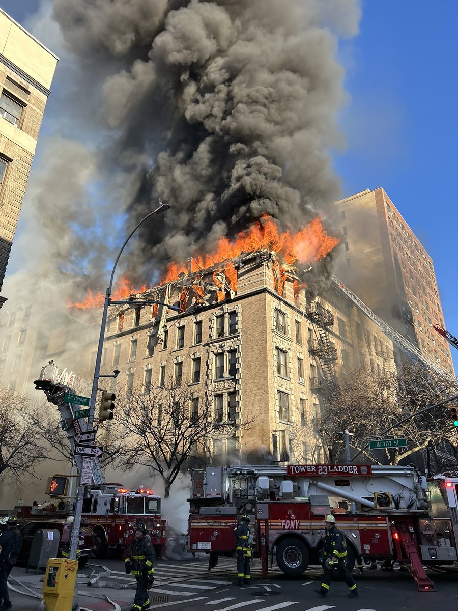 BREAKING: A huge fire has broken out in a building on 201 West 107th Street in Manhattan, New York.

The fire has escalated to a 4th alarm.

No word on injuries.

📷 FDNY