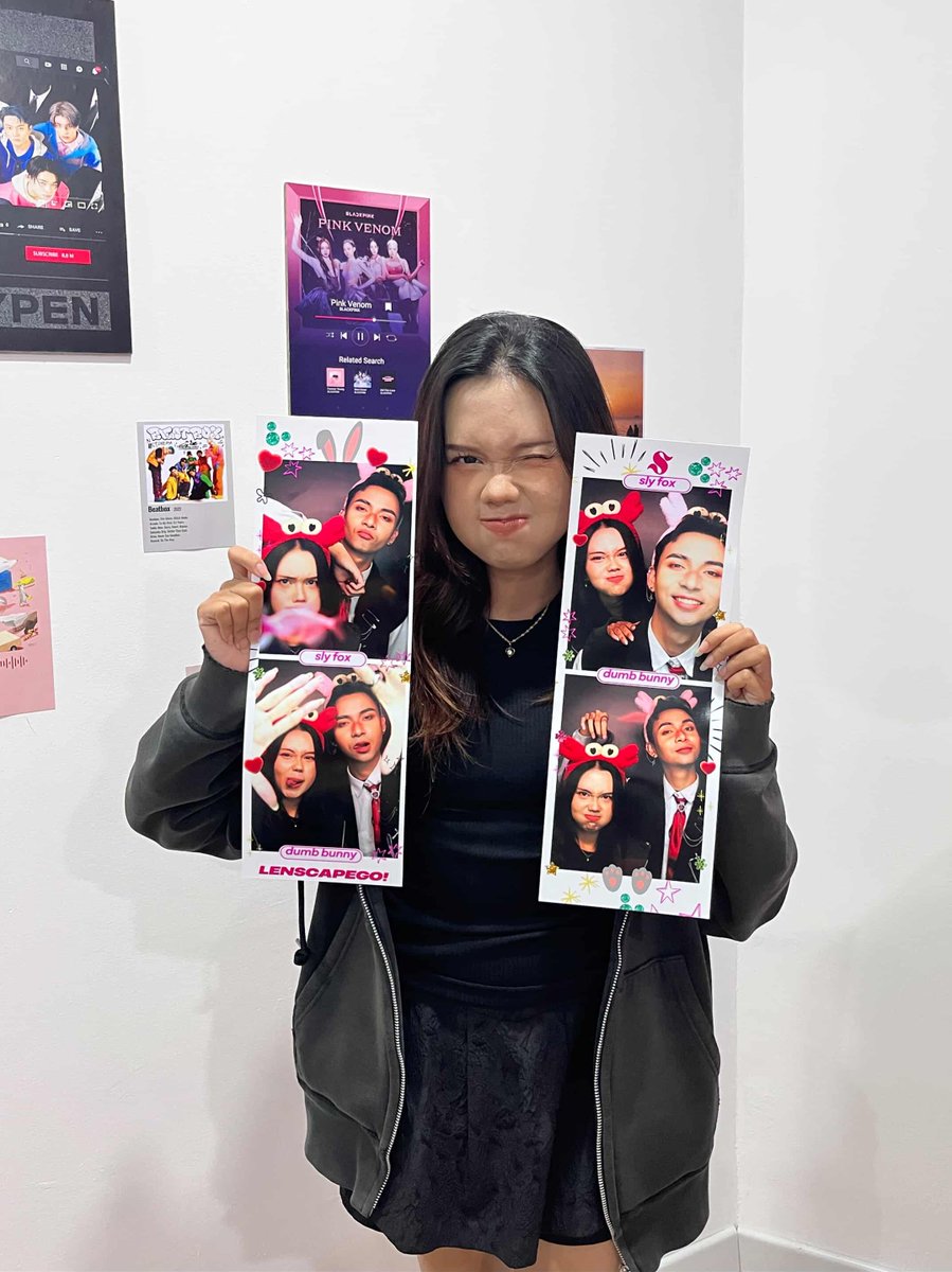 skipberat's tweet photo. Lagi ngantri photobooth buat kerjaan terus tiba2 diajak "ka dante plis mau gak foto bareng plisplis pake slot aku, yang normal tapi" terus OKLAHHHH wkwkwkw gemes da 🤣 https://t.co/CoZBEUuD7Y
