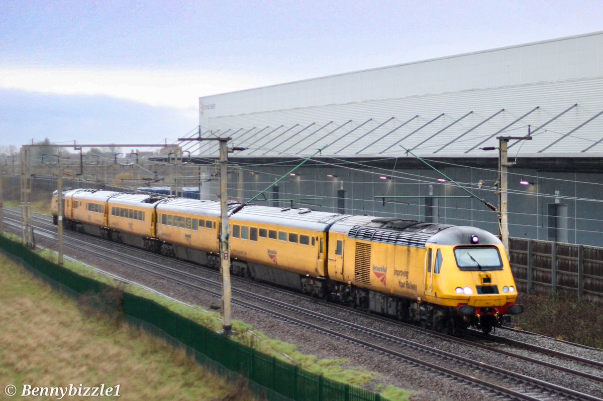 Bennybizzle1's tweet image. #TestTrainTuesday last Thursday was banana day on the particular stretch of WCML that I frequent whilst working. 43062 'John Armit' and 43014 doing the honours again this month. #HighSpeedTuesday