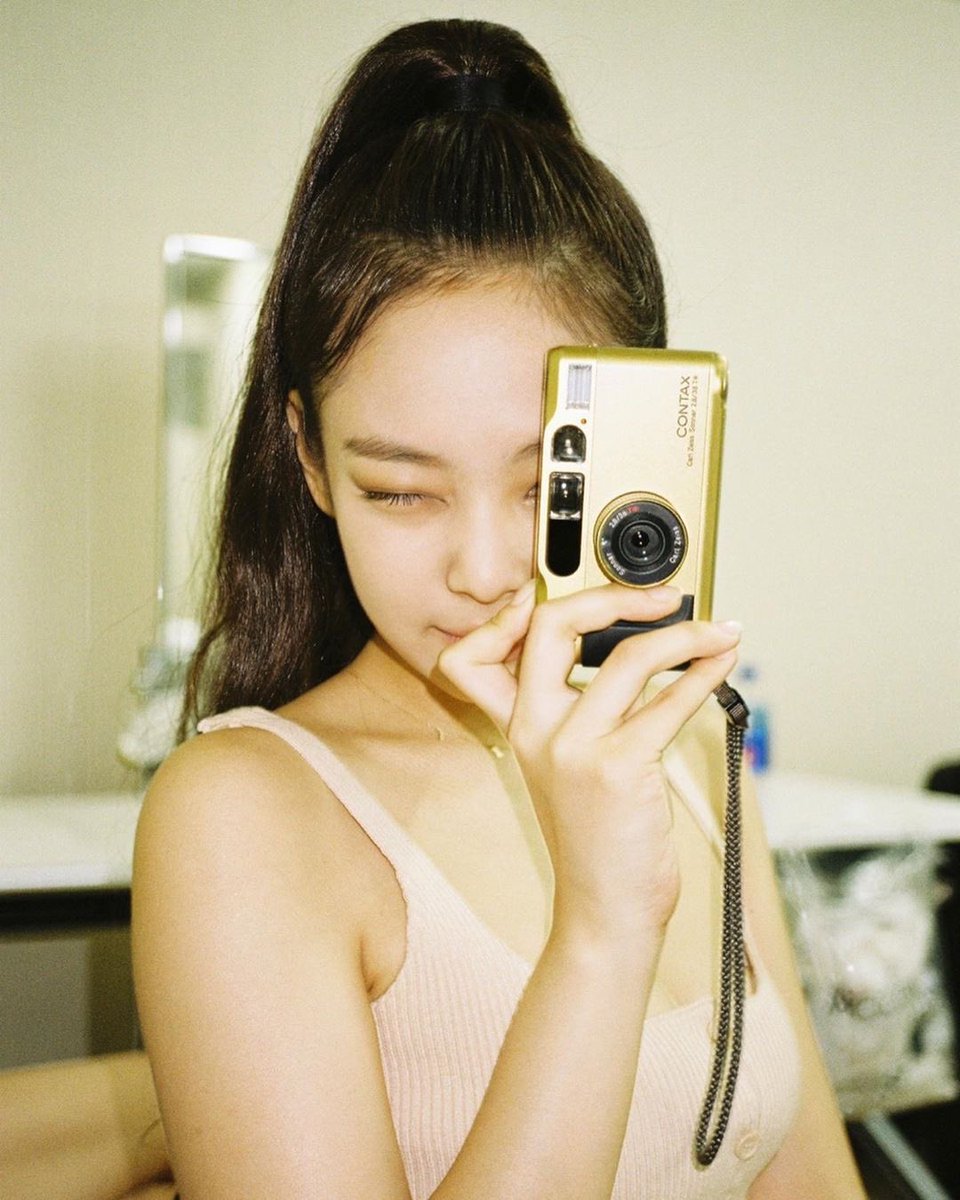 jentledazed's tweet photo. jennie and her cameras https://t.co/3bjwlrASsA