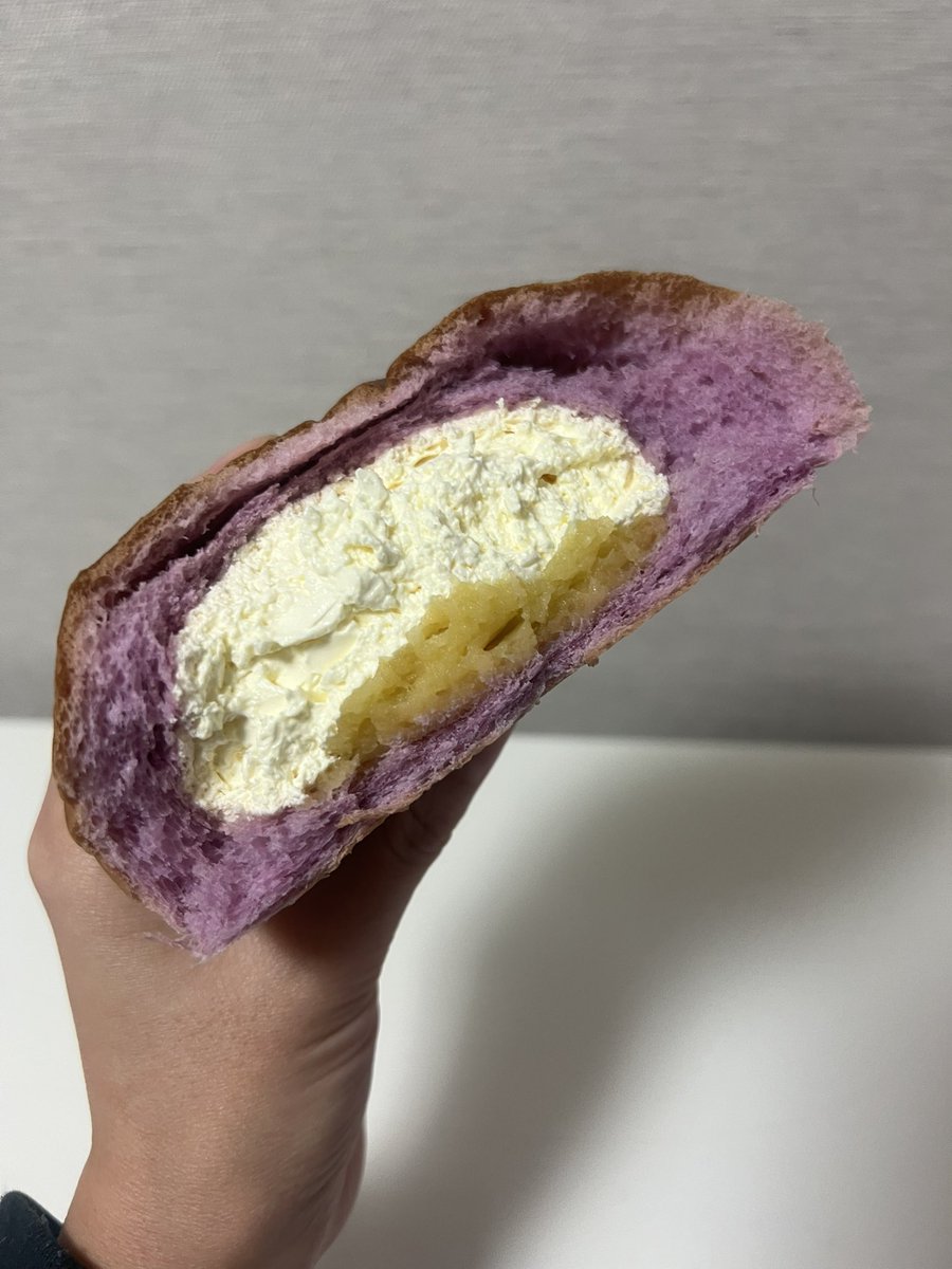 b_ddtn's tweet photo. 韓国コンビニCUのさつまいもクリームパン🍠
クリームたっぷりで甘くてうますぎた。

연세우유 고구마 생크림빵 ₩3500

📍韓国　CU https://t.co/yipL0HRWr5