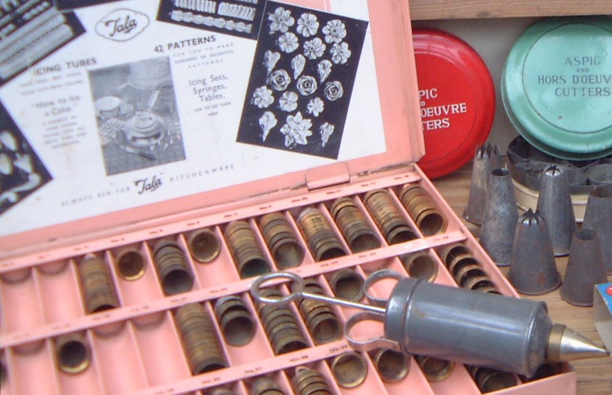 VintageKitchen_'s tweet image. If you're baking &amp;amp; decorating your own Christmas cake, vintage Tala icing kit has 40 different icing nozzles to create every imaginable design.

From ribbons &amp;amp; ropes to roses &amp;amp; stars. 🎀  🪢  🥀  ✮  zurl.co/d5Wfk 

#christmascake #cakedecorating #icing