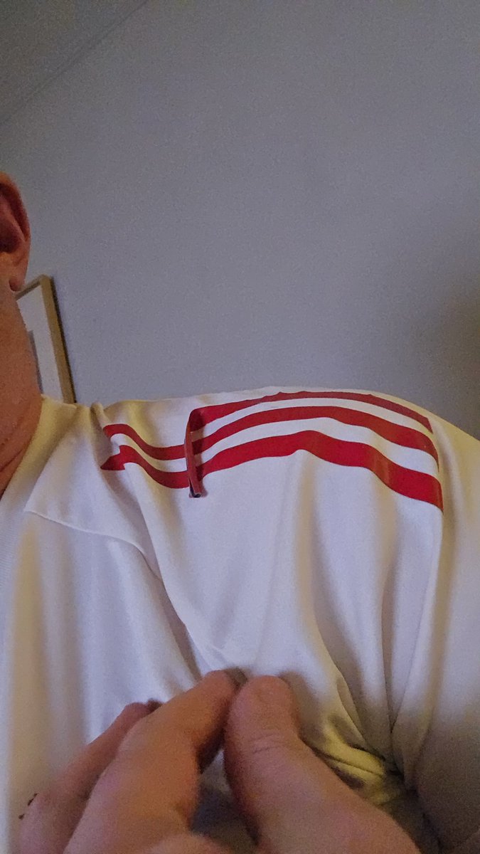 YoungGunCY's tweet photo. Back so your quality team can assess the issue, this will take weeks when my photo is clear what the issue is the stripes are coming off the sleeve of the item i purchased in September. https://t.co/XOmQtY5GUY