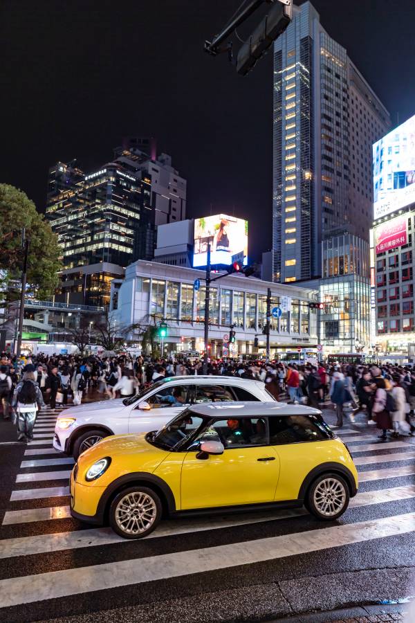 CLUBMINIMEX's tweet image. Historia de postal. El MINI Cooper C en Tokio. Compacto, potente e inconfundible: el MINI Cooper lleva la diversión de conducir a las vibrantes calles de Tokio.

**El MINI Cooper C Conquista Tokio: Agilidad Británica en la Jungla Urbana Japonesa**

T

tinyurl.com/2xkco9dl