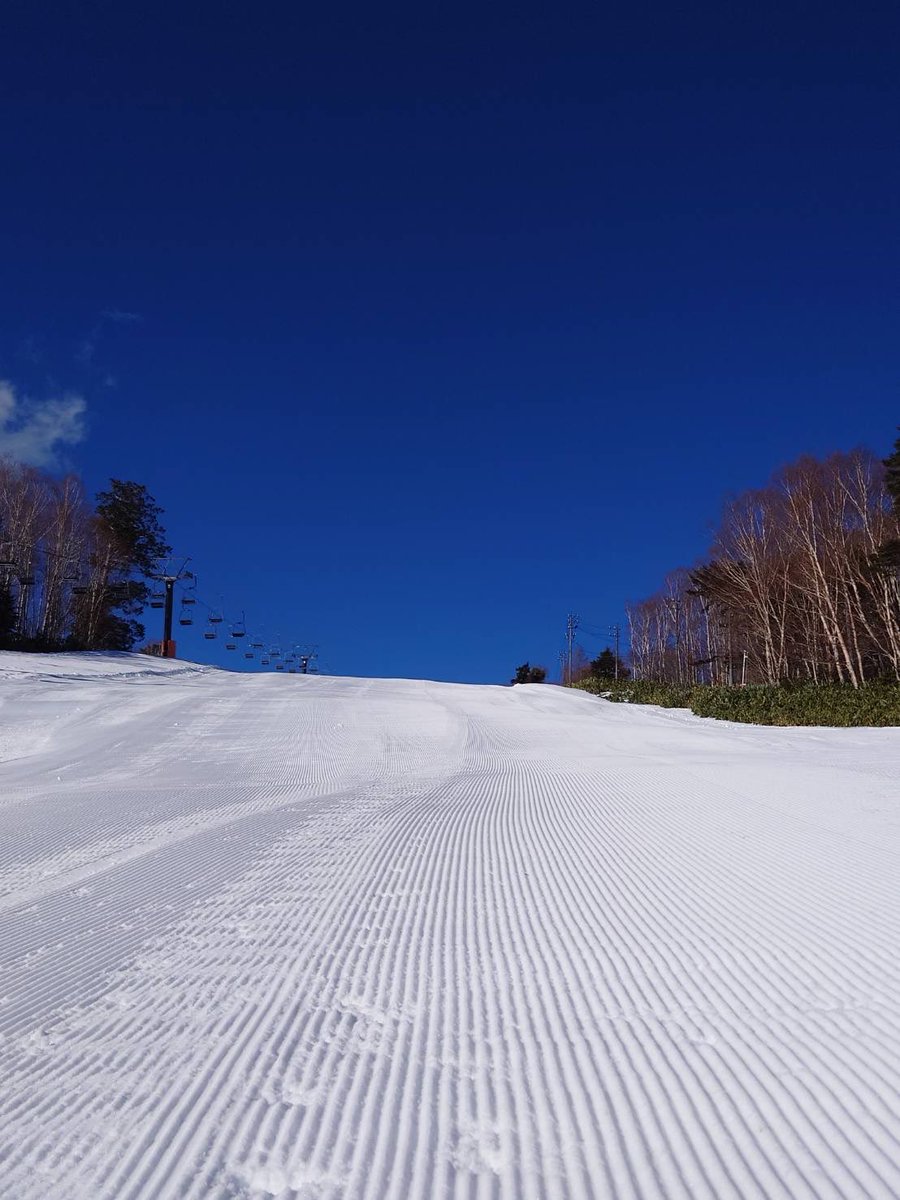 25-26ウィンターシーズン営業開始のご案内です。
12月13日(土)に御嶽スキー場の営業を開始させていただきます。
今季も良きシーズンになるよう全力で取り組んで参ります！！　今季もよろしくお願いいたします。
13日から19日まではオープン特別料金でリフト券を販売いたします。