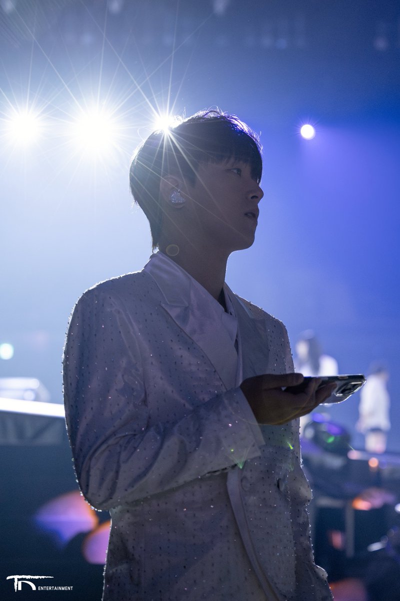 ChanWonOfficial's tweet image. [🩷] 비하인드 포토가 도착했습니다

&amp;lt;2025 KGMA&amp;gt;에서
4관왕을 수상했던 찬원🙌🏻

찬원을 향한
찬스 분들의 넘치는 사랑과 응원에
다시한번 감사드리며🥰

영광의 순간을 담은 비하인드 포토를
👉공식 팬카페👈에서 공개하니
모두 팬카페로 찾아와주세요🤗

#이찬원 #LeeChanWon
#KGMA #비하인드