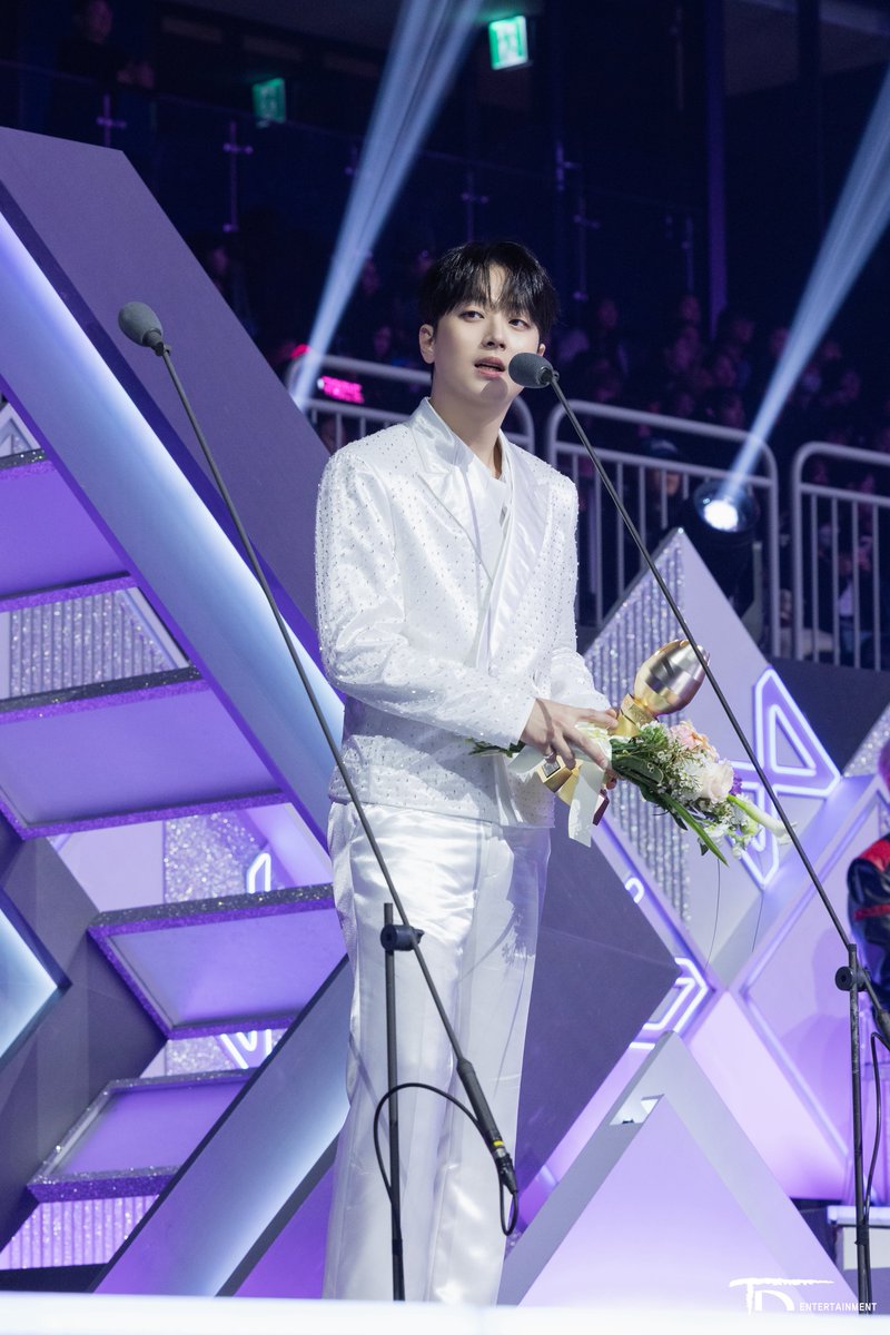 ChanWonOfficial's tweet image. [🩷] 비하인드 포토가 도착했습니다

&amp;lt;2025 KGMA&amp;gt;에서
4관왕을 수상했던 찬원🙌🏻

찬원을 향한
찬스 분들의 넘치는 사랑과 응원에
다시한번 감사드리며🥰

영광의 순간을 담은 비하인드 포토를
👉공식 팬카페👈에서 공개하니
모두 팬카페로 찾아와주세요🤗

#이찬원 #LeeChanWon
#KGMA #비하인드