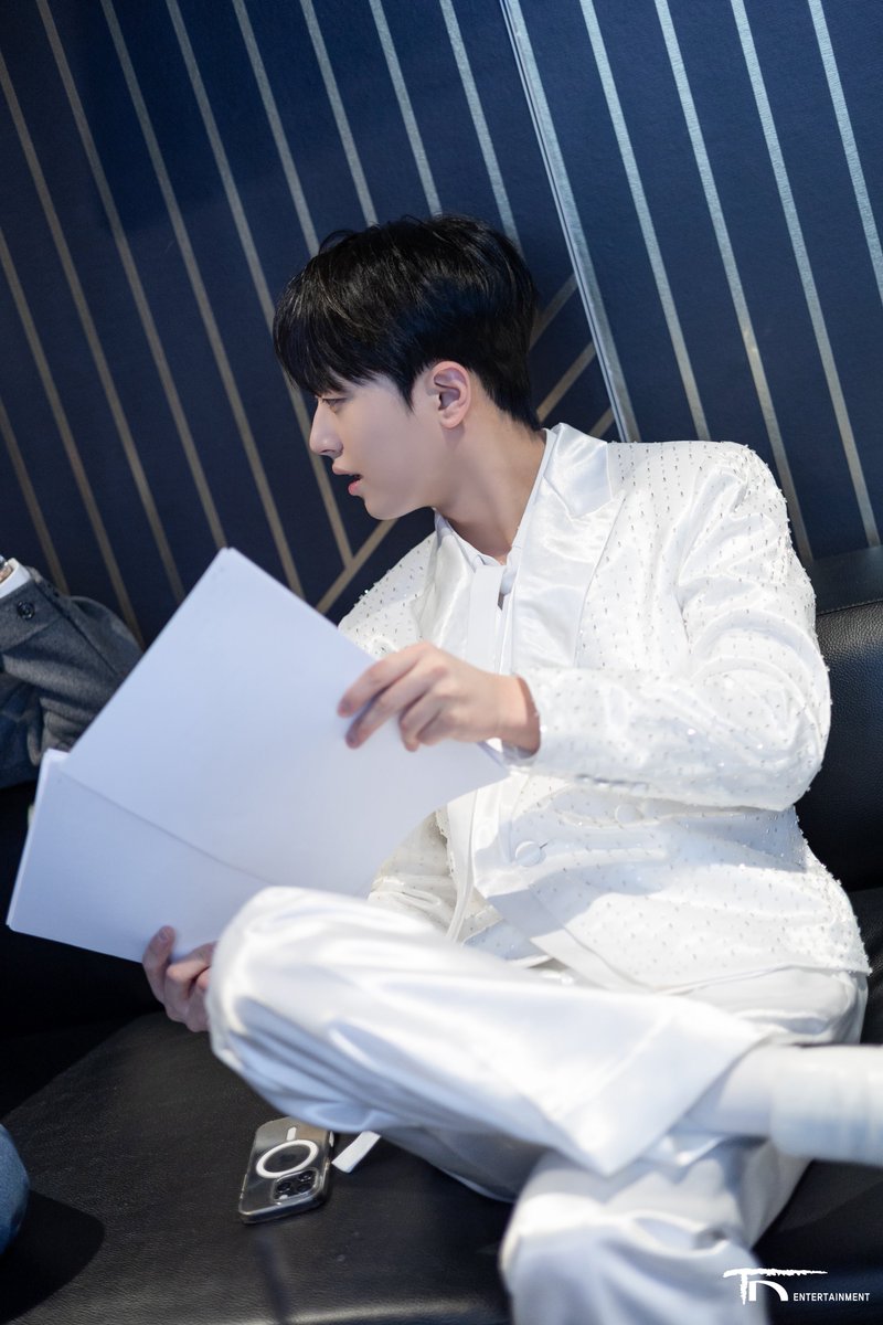 ChanWonOfficial's tweet image. [🩷] 비하인드 포토가 도착했습니다

&amp;lt;2025 KGMA&amp;gt;에서
4관왕을 수상했던 찬원🙌🏻

찬원을 향한
찬스 분들의 넘치는 사랑과 응원에
다시한번 감사드리며🥰

영광의 순간을 담은 비하인드 포토를
👉공식 팬카페👈에서 공개하니
모두 팬카페로 찾아와주세요🤗

#이찬원 #LeeChanWon
#KGMA #비하인드