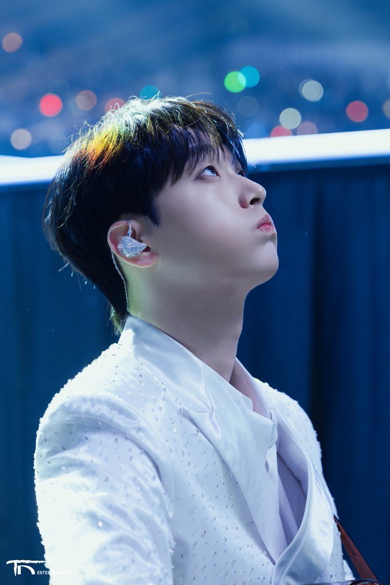 ChanWonOfficial's tweet image. [🩷] 비하인드 포토가 도착했습니다

&amp;lt;2025 KGMA&amp;gt;에서
4관왕을 수상했던 찬원🙌🏻

찬원을 향한
찬스 분들의 넘치는 사랑과 응원에
다시한번 감사드리며🥰

영광의 순간을 담은 비하인드 포토를
👉공식 팬카페👈에서 공개하니
모두 팬카페로 찾아와주세요🤗

#이찬원 #LeeChanWon
#KGMA #비하인드