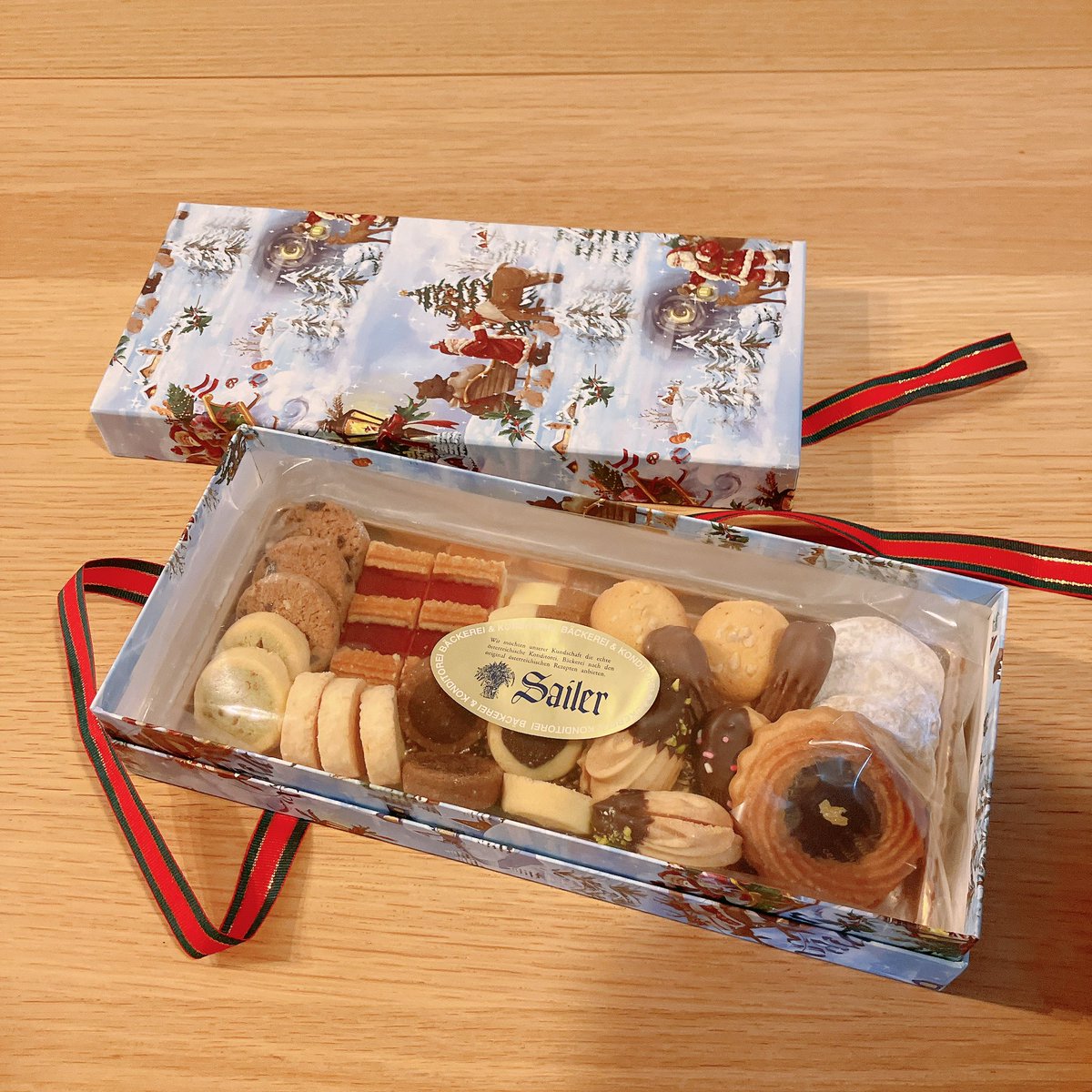 chihacenti's tweet photo. オーストリアパンと菓子の「Sailer」からクリスマスクッキーを取り寄せて、『胃が合うふたり』でクリスマス会しました。ラジオトークを録るときはもうまったりしてしまっているけど…。
小さな家族もお膝でちょっと参加。
#胃が合う https://t.co/ej1tTqZkhP