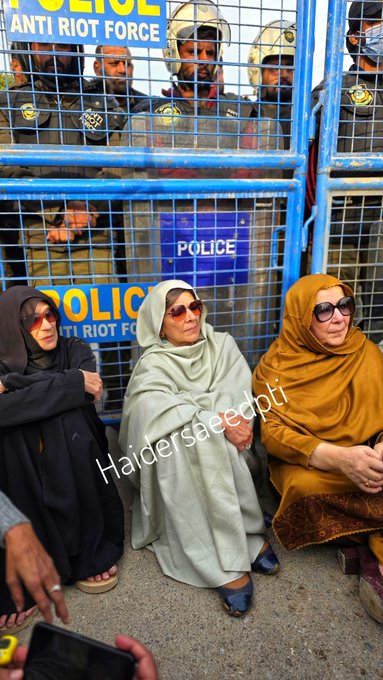 Zehni mareez is terrified of Imran Khan's message. Despite controlling everything, they still won’t allow Sisters to meet Imran Khan