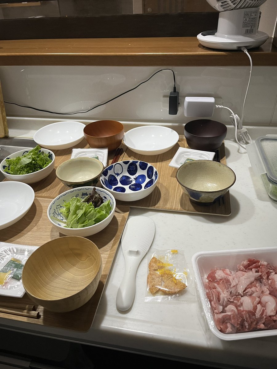 帰宅。

定期テストがほぼ終わった娘に、夕飯支度を手伝ってもらい中

ツーオペだと早い🍙