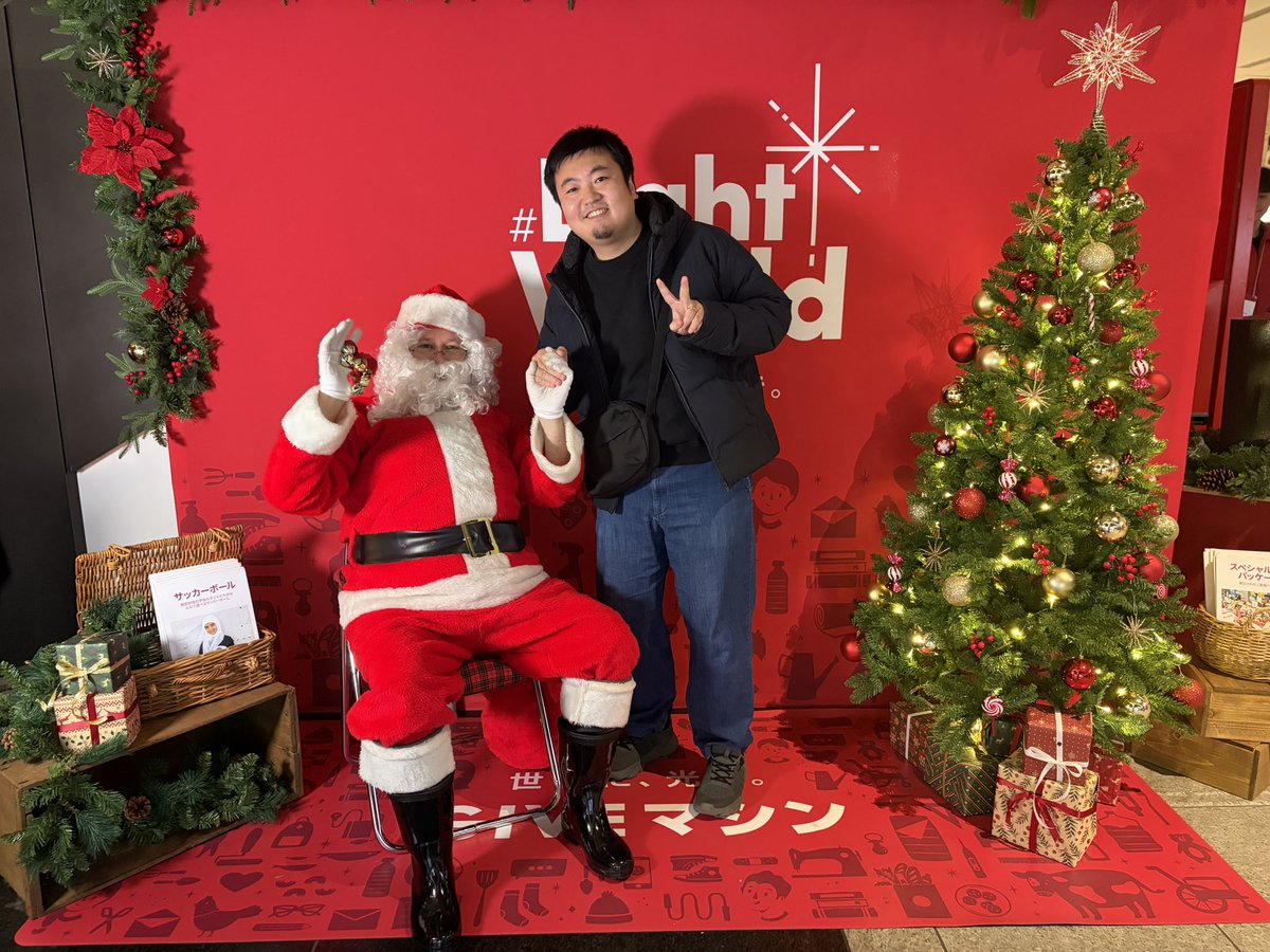 大きなボール2つとサンタ・大きさ・存在さ・愛おしさ満載♡1点物໒꒱· ゜ 大手町でサンタさんに会いました🎅 日本で初めての寄付型自販機だそう