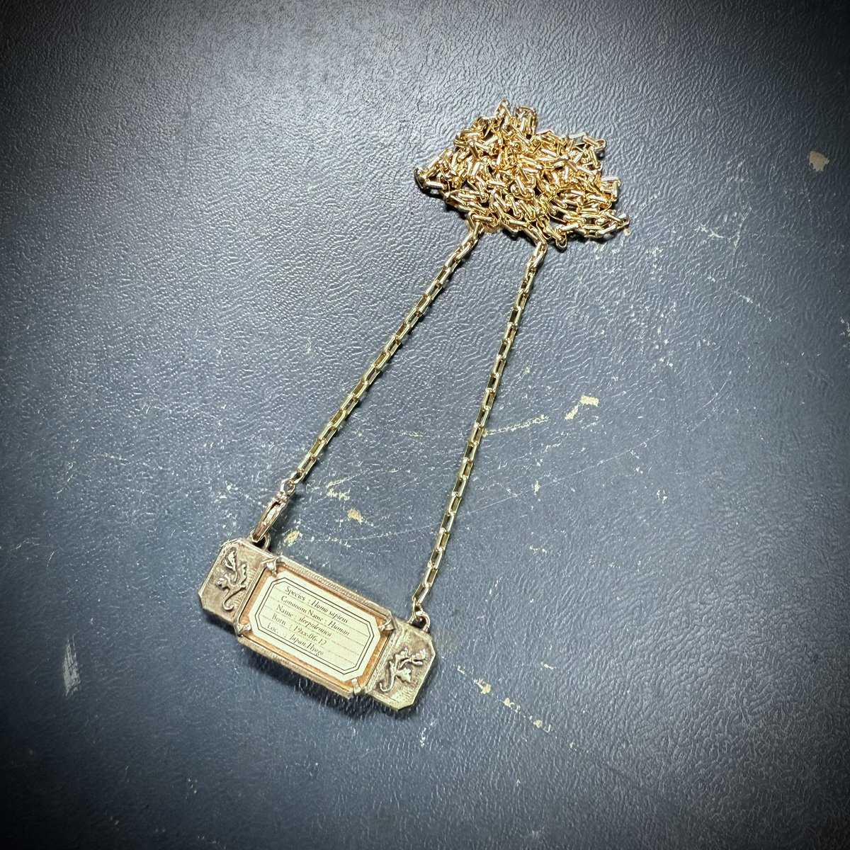sleepidemica's tweet photo. 以前から作りたいなと思っていた、身に着けた人を標本にする「生体標本」ネックレスを制作しました。
ヒトの学名と英名に加え、オーダーにてご希望の名前・誕生日・出身地を表記して制作いたします。
こちらも明日12/10の22時より販売開始です。
受注制作となりますので、ご注文より1〜2週間お時間を→ https://t.co/6JuBQ2SW8x