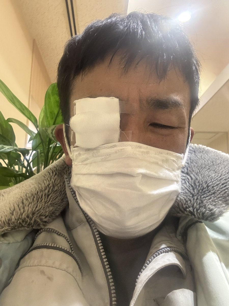 キャバクラの女の
左フックを
眼球にもらって
いまこれ

手術成功なう