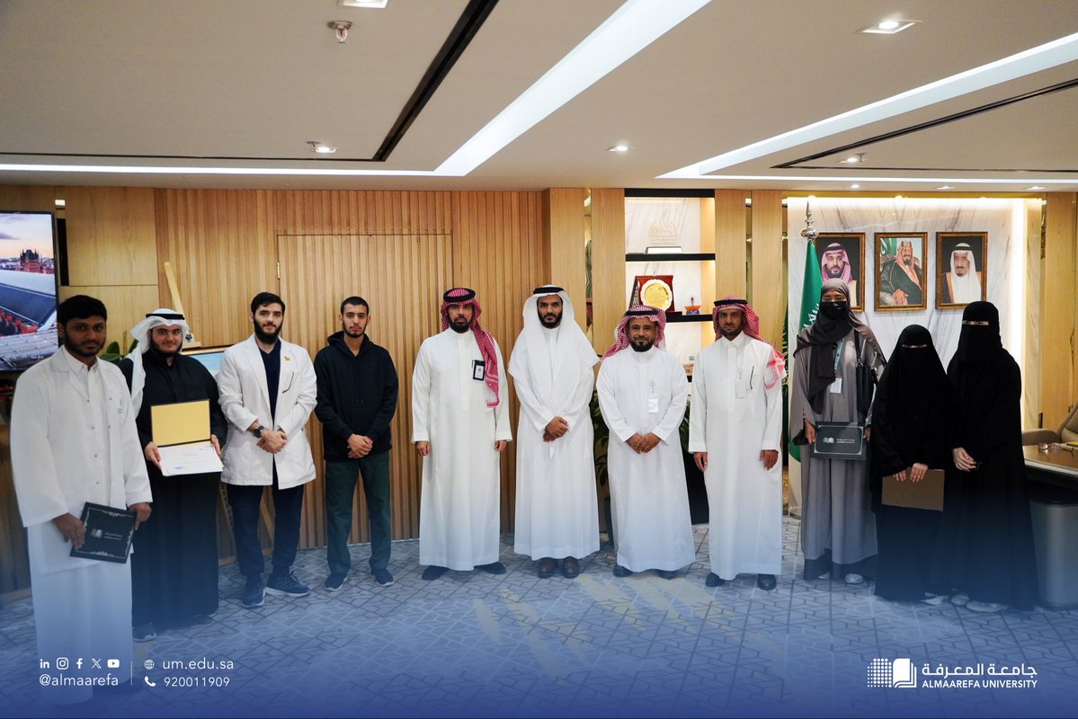 تقديرًا لجهودهم المتميزة وتشجيعًا على نشر قيم العلم والإتقان بين الطلبة، كرم سعادة رئيس #جامعة_المعرفة أ.د. عبدالرحمن الصغير، الطلبة الفائزين في مسابقة حفظ القرآن الكريم "مدكر"، التي نظمتها إدارة الأنشطة الطلابية ممثلة بنادي وِرد الطلابي.