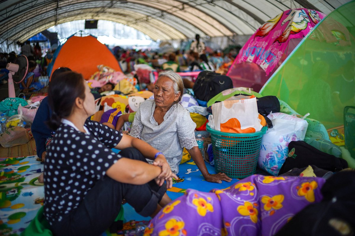 AJEnglish's tweet photo. Displaced people take shelter in Thailand’s Buriram province amid renewed fighting with Cambodia.

🟠 LIVE updates: https://t.co/bqa3V5Tsxu https://t.co/j0guxanNzL
