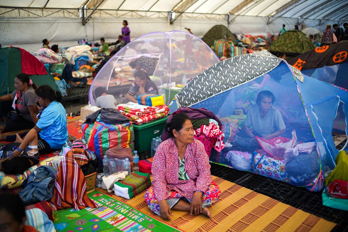 AJEnglish's tweet photo. Displaced people take shelter in Thailand’s Buriram province amid renewed fighting with Cambodia.

🟠 LIVE updates: https://t.co/bqa3V5Tsxu https://t.co/j0guxanNzL