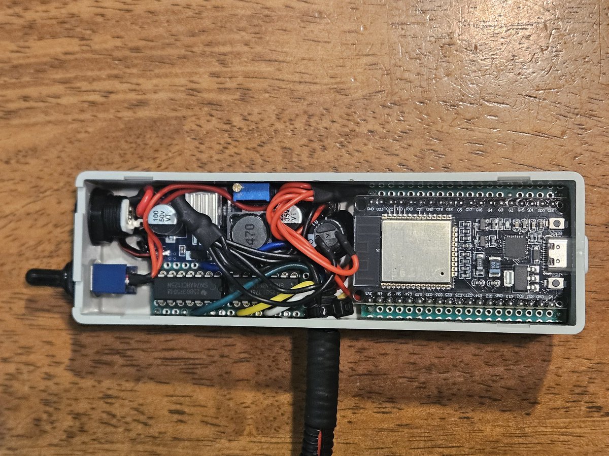 num14ofSCO's tweet photo. 制御ユニットはESP32で点灯パターンをコントロール。とりあえず２８の点灯パターン作ってみた。 https://t.co/A5KTliY8uR