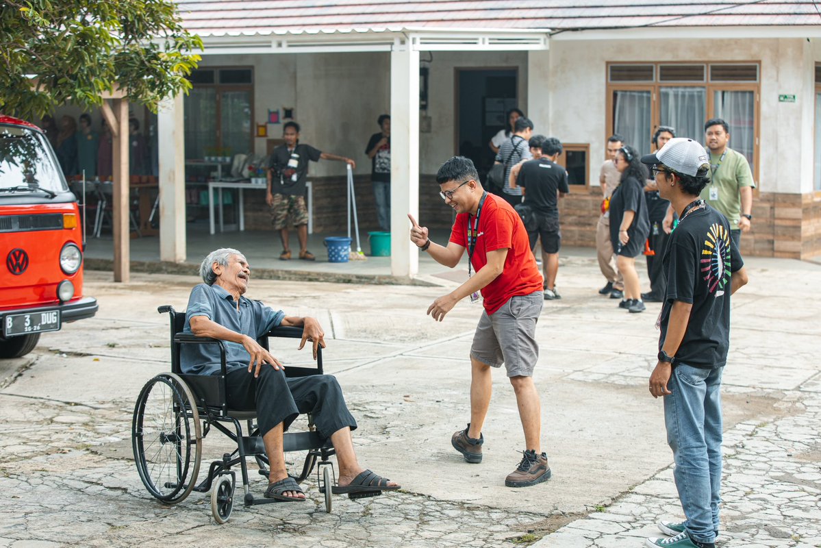 MuhadklyAcho's tweet image. Jadi inget waktu ngambil adegan ini. Awalnya ga enak ngarahinnya.

Me: Pak, maaf.. jadi ini ceritanya bapak itu lansia yang udah stroke.

Him: Wah, kebetulan mas. Ini saya baru sembuh.

Me: … #kemudianHening
