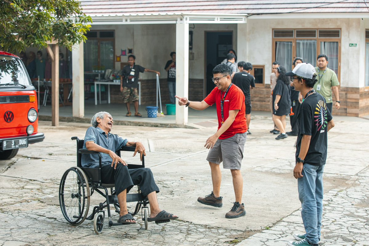 MuhadklyAcho's tweet image. Jadi inget waktu ngambil adegan ini. Awalnya ga enak ngarahinnya.

Me: Pak, maaf.. jadi ini ceritanya bapak itu lansia yang udah stroke.

Him: Wah, kebetulan mas. Ini saya baru sembuh.

Me: … #kemudianHening