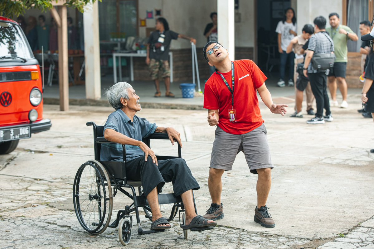 MuhadklyAcho's tweet image. Jadi inget waktu ngambil adegan ini. Awalnya ga enak ngarahinnya.

Me: Pak, maaf.. jadi ini ceritanya bapak itu lansia yang udah stroke.

Him: Wah, kebetulan mas. Ini saya baru sembuh.

Me: … #kemudianHening