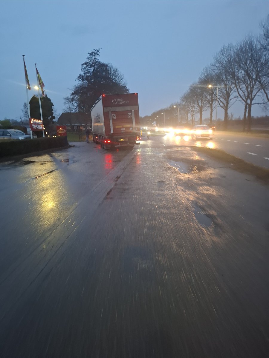 Vanmorgen stond er weer een vrachtwagen op dezelfde plek alles te blokkeren <a href="/gemKampen/">Gemeente Kampen</a>