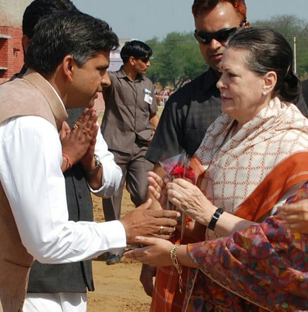 satinderneoli's tweet photo. आत्मसम्मान समर्पण स्नेह सत्य व शक्ति की आवाज, त्याग व नेतृत्व की प्रतीक श्रीमती ���ोनिया गांधी जिनकी शालीनता और दृढ़ता भारतीय राजनीति की मिसाल है को जन्मदिन की हार्दिक शुभकामनाए।

#SoniaGandhi
#सतेन्द्र_सिंह_आदमपुर
#जय_आदमपुर
@RahulGandhi @Kumari_Selja @INCIndia  @RaoNarenderS https://t.co/wF4xDfDjCd