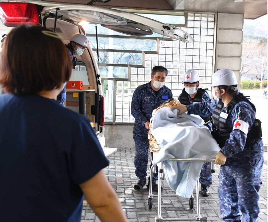 昨日（8日）発生した青森県東方沖を震源とする最大震度６強の地震に伴い、むつ総合病院では建物の設備が故障し、入院患者を近隣の病院へ移送させる必要が生じましたが、自治体のみでは対応が困難なことから、本日（9日）1000に青森県知事から大湊地区総監（大湊）に対して、入院患者の輸送及び海上自衛