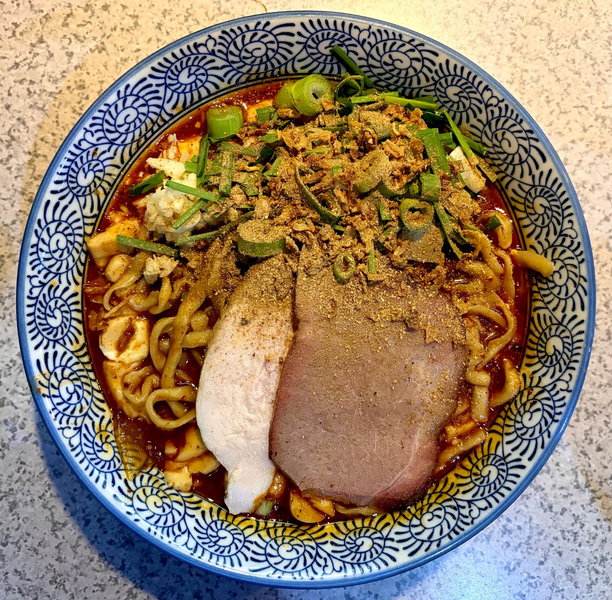 破壊的イノベーション
破壊的煮干し麻婆麺
見た目に違わず辛ッ🔥辛いの苦手民にはギリギリセウト。花椒バチバチでかなりニンニクを感じる。辛いと旨いを反復横跳びしながら完食。