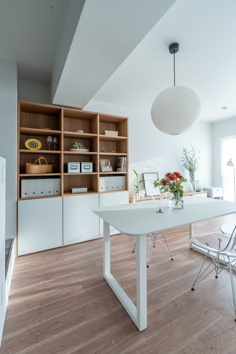 renoves's tweet image. 朝、光の中で心を整え、夜は静かに自分へと戻る。

仕事も育児も全力な30代のご夫婦へ。 モデルルーム「launch」が描くのは、忙しい日々の起点となる住まいです。

背伸びせず、丁寧に積み重ねた「ちょうどいい」暮らし。 明日へ踏み出すための景色が、ここにあります。

renoves.jp/works/30233/