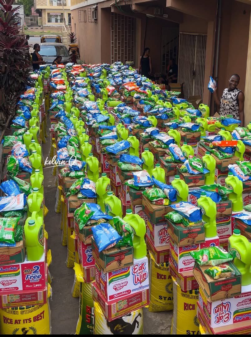 KelOnovo's tweet photo. We did it again

Ladies and gentlemen, last Saturday we pulled the biggest food sharing in Enugu State again with:

🔹170 bags of 50 kg rice
🔹170 cartons of noodles
🔹170 cartons of spaghetti
🔹170 cans of soft drinks
🔹170 cartons of detergent
🔹170 cartons of sachet tomatoes
🔹170 cartons of 4.5 kg groundnut oil
🔹170 sachets of 800 g Milo
🔹170 sachets of milk
🔹170 packs of maggi
🔹170 big-size salt sachets

I had to exhale because this thing gave me sleepless nights.

3rd year in a row.

Through this, people abroad sent gifts home.
Through this, people saved with me and went home in December with relief on their faces.

I thank God.
We did it again. 
Thanks to my team we did it guys.

We go again next year