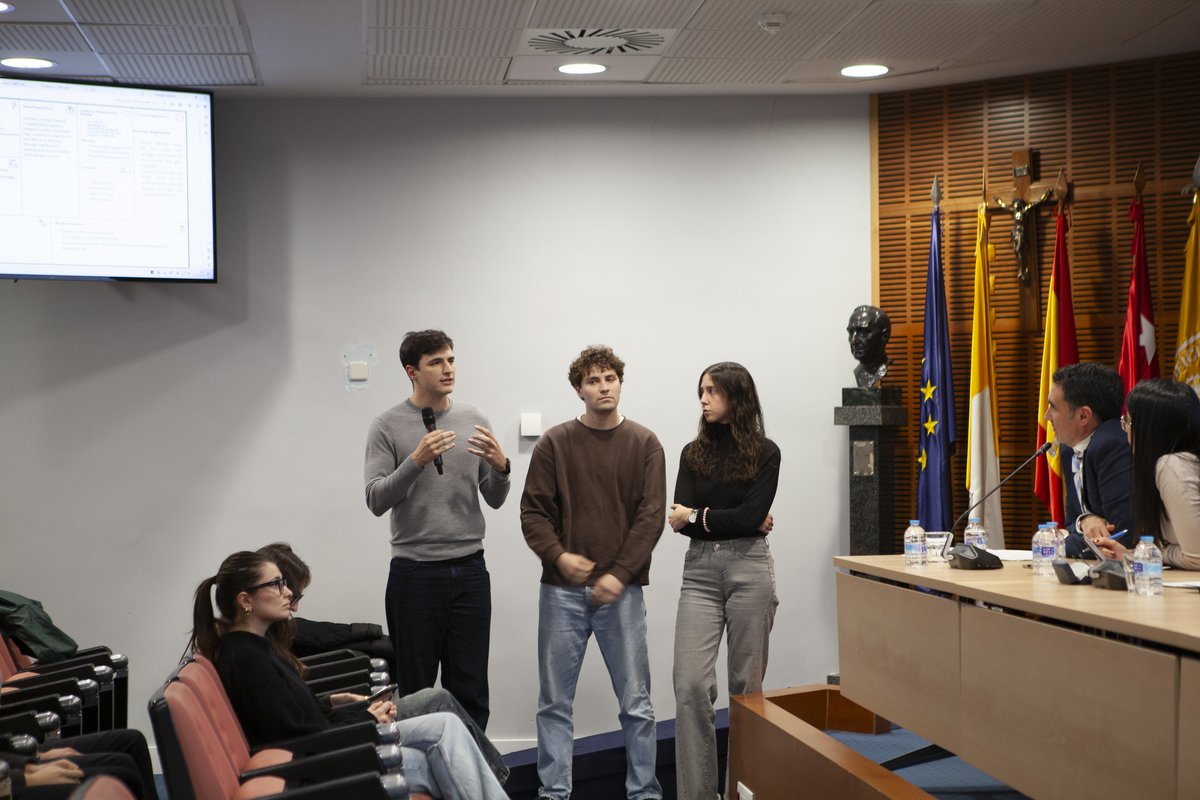 UCOMILLAS's tweet image. 💰 “Un euro al día” se convierte en la idea más prometedora del Reto @UnicajaBanco

Más de 150 alumnos compitieron con soluciones financieras basadas en tecnología #cripto demostrando su talento #emprendedor 🚀

🗞️ Descubre todos los detalles del reto👇
comillas.edu/noticias/un-eu…