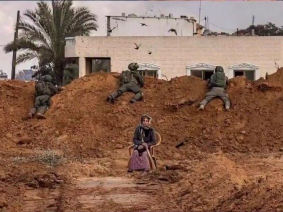 Gazze'deki soykırım sırasında israilli askerler canlı kalkan olarak kullandıkları yaşlı bir kadını gösteren bir fotoğraf ortaya çıktı..!! 

- Bilmediğimiz nice olay var..