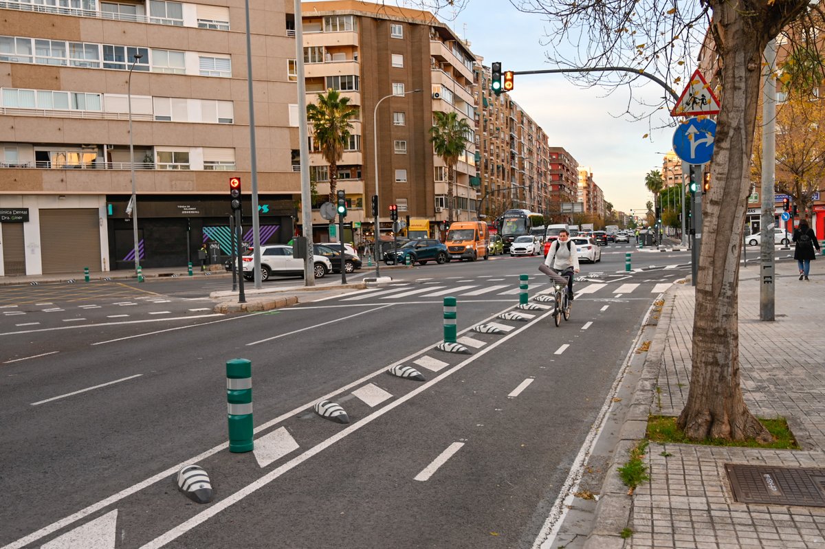 VlcMobilitat's tweet photo. 🚴 #MobilitatVLC posa en funcionament el nou carril bici de Camí Nou de Picanya - Arxiduc Carles.
2.266 metres que connecten els barris de #SantIsidre, #Safranar, #VaradeQuart, #TresForques i #Patraix
Projecte finançat per la Unió Europea - #NextGenerationEU #PlandeRecuperación https://t.co/pttCk07bBs