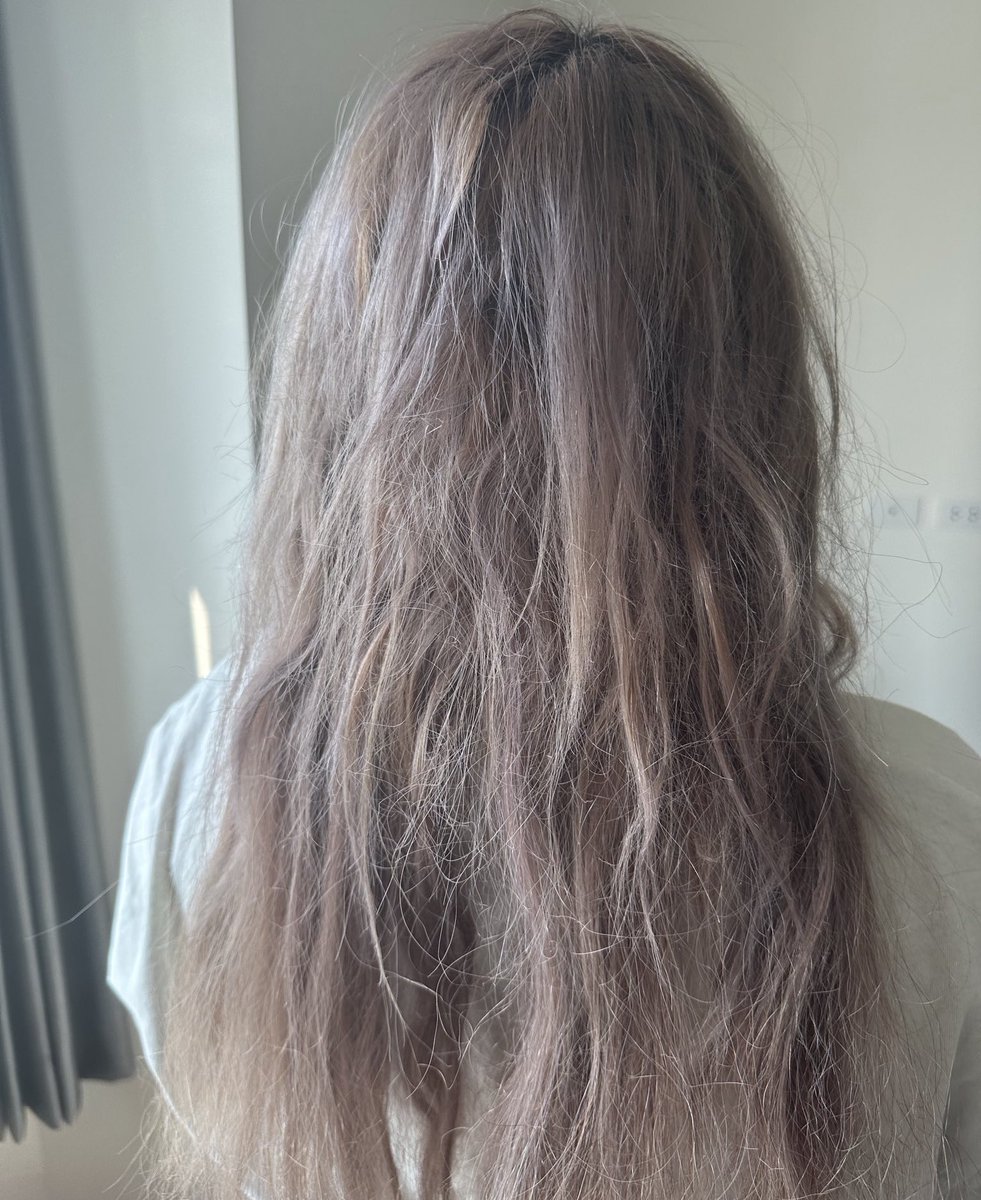fernaengeiei's tweet photo. ปีนี้ถ้าถามว่าอะไรเปลี่ยนละดูดีขึ้นมากที่สุด นี่ตอบเลยว่าผมมม ขอยืนยันรอบที่ล้านว่าผมสวยทำให้เราสวยขึ้นได้จริงๆ จากมอมๆกลายเป็นพี่สาวสวยได้ เลยอยากมาแนะนำลิสต์ Haircare ที่ใช้ตามนี้
-  ผมร่วง ต้องการฟาร์มผม : แบรนด์ ojay เท่านั้น ทั้งแชมพู ครีมนวด เซรั่มของเขา ควรค่าแก่การใช้
-  ผมพันกัน ผมฟูอยากให้ผมนุ่มสวย : ทรีนเม้นท์ของ farger ผมพันแค่ไหนก็เอาอยู่ ใช้แล้วผมสวยมากก
-  อยากผมเงา : ออยล์บำรุงผมของ Mise-en-scène ผมเงาสวยขึ้นมากๆๆ
-  ผมหอมแบบคนทัก : &honey ที่เป็นคอล My Melody ผมหอมสตอเบอร์รี่แบบฟุ้งง ยืนยันโดนแฟนนี่ๆๆๆ;-;