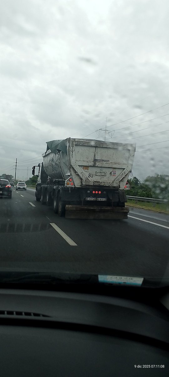 SinAceitunas's tweet photo. Au. Bs As-La Plata sentido CABA. Este tipo va a hacer un desastre. A alta velocidad, cruzándose de carriles tirando el camión encima. Se intentó avisar a un patrullero, nadie lo frena. Ahora circula por la banquina. Está loco! @AU_BA_SA @InfoCNRT @ANSV_Ar https://t.co/O9dKn7W5bw