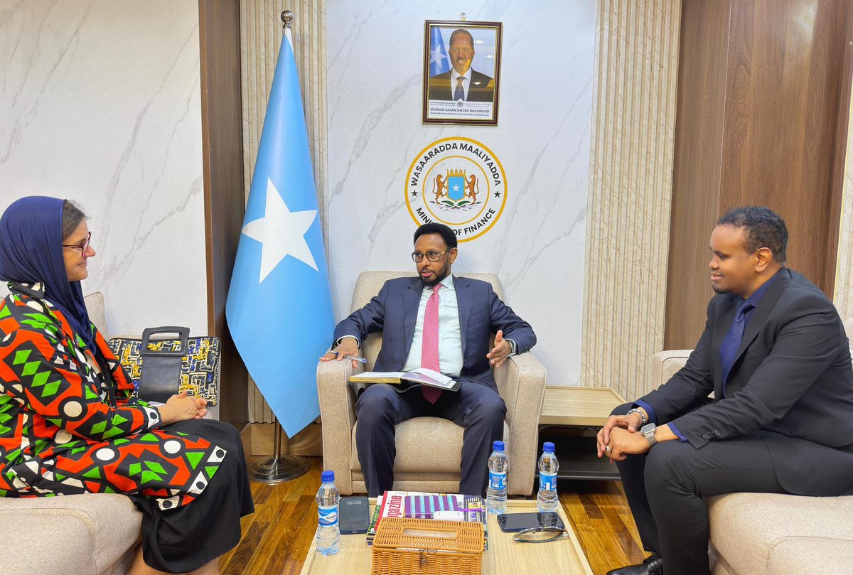 MoF_Somalia's tweet photo. Today, Minister @BihiEgeh countersigned the @NBS_Somalia and Swiss Development Cooperation agreement launching the Pilot Project on Strengthening National Statistical Capacity, reflecting growing trust in Somali institutions and support for data-driven planning across #Somalia. https://t.co/OHjiLdyRnB