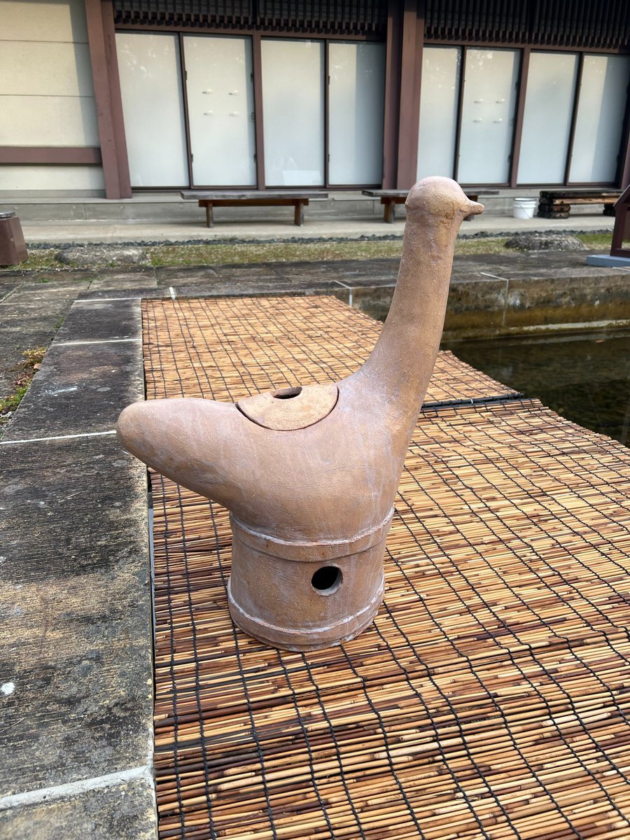 #平城宮跡資料館 の中庭にも渡り鳥が？と思ったら水鳥形埴輪(レプリカ)でした✨
中庭は #平塚２号墳 の周濠をもとに造られた苑池を移築したものなので、引き寄せられたのでしょう
池のメダカと金魚たちを見守っています🦆
#奈文研