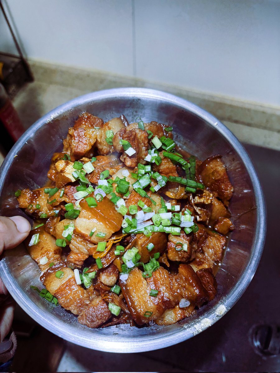 这是我第一次尝试做红烧肉，花了我2小时，我知道做的不是很好，大家有什么改进建议吗😄