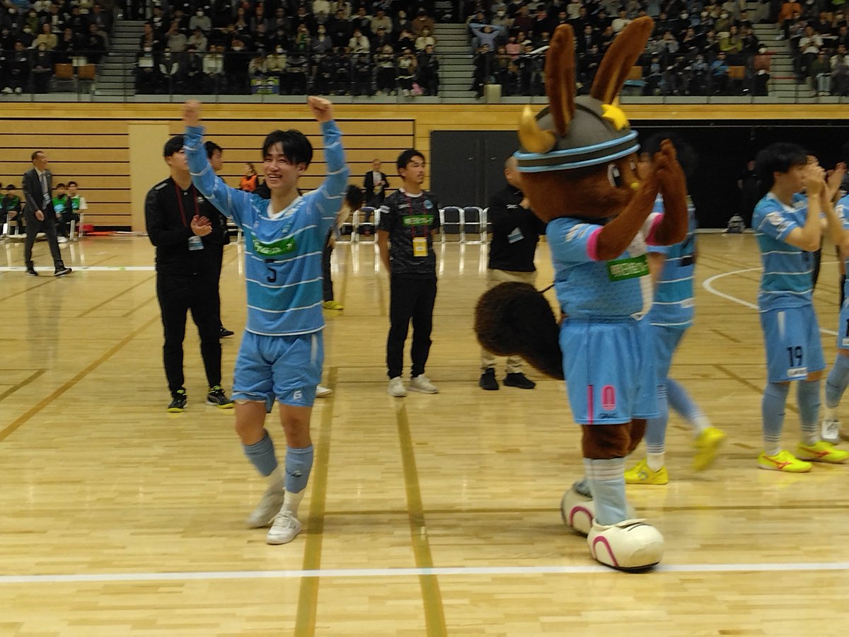 出遅れてしまった😅
エスポラーダ北海道
🏆F2優勝・F1昇格🏆
おめでとうございます🎉
選手皆さんの笑顔最高😆✨
裕太郎さんの手柔らかく華奢でやっぱり王子だわ🤴
ヾ(≧∇≦)