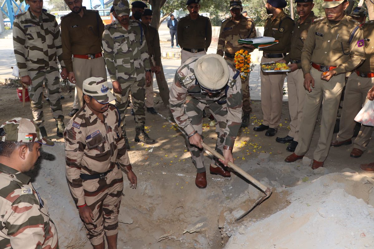 CISFHQrs's tweet image. A Heartfelt Farewell to K9 Hero Raja.

With deep grief and great pride, CISF pays tribute to K9 hero Raja, who sacrificed his life in the line of duty at CISF Unit DMRC Delhi.

#Raja wasn’t just a dog—he was a trusted comrade, a frontline protector and a symbol of silent