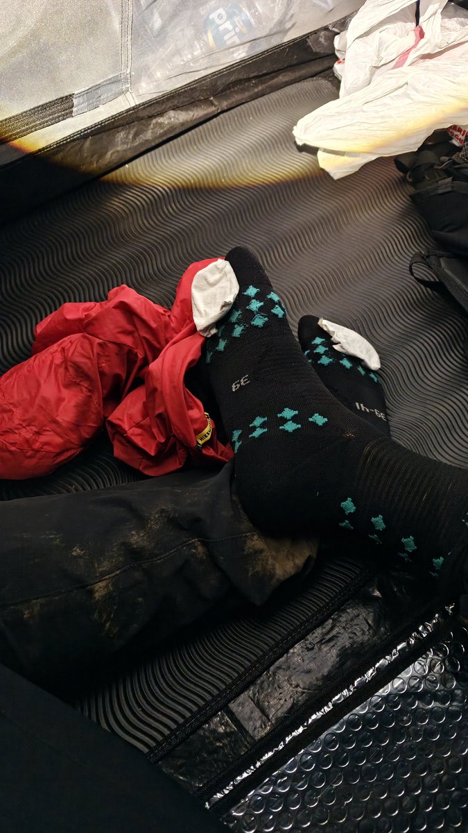 ibnusyu's tweet image. masih belom bisa move on dari raung.
meskipun jalan aja kaki DOMS dimana-mana, tetep bisa senyum tiap keinget tidur dempet²an di camp 7, dinginnya 9°C jam 12 malem dan summit attack yang rasanya panjang banget tapi worth it.
raung bukan cuma puncak, ini bukti kalo gw masih kuat