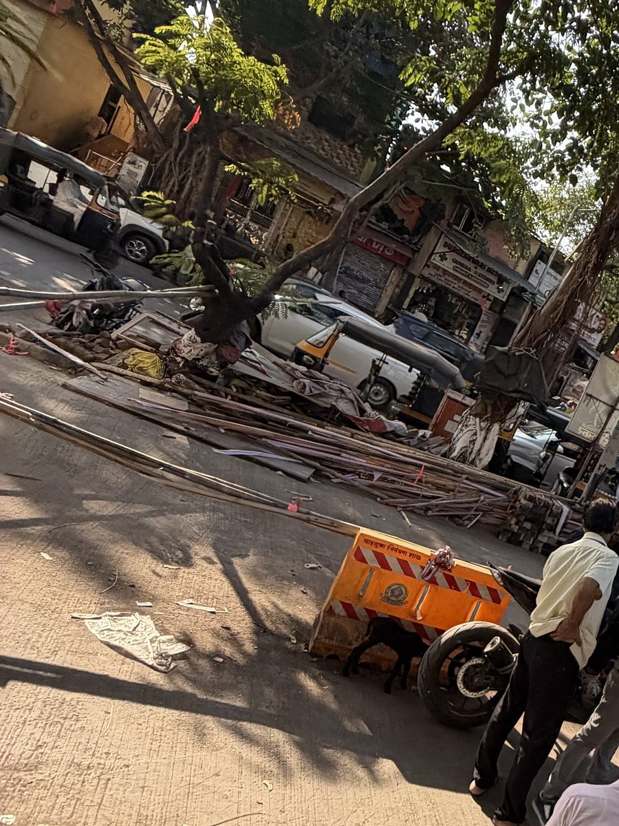Lavnasurous's tweet photo. First the created pedestal for flag which I complained then they did this tiles decoration and now with bamboos they have taken up the space. How much encroachment will you allow @mybmc @mybmcWardMW ??? Crystal Armus, vaibhavnagar, acharya marg, near Pariyar Cafe, Chembur E 71 https://t.co/7kd4k1Hdvt