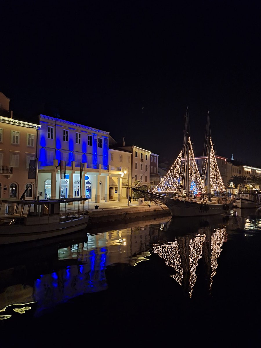 mapoxyomenos's tweet image. We’re enjoying the view of the festive atmosphere surrounding the decorated Lošinj Loger Nerezinac, the interpretation center of the island’s maritime heritage, moored right in front of our museum! 🎄🌟🌠✴️
