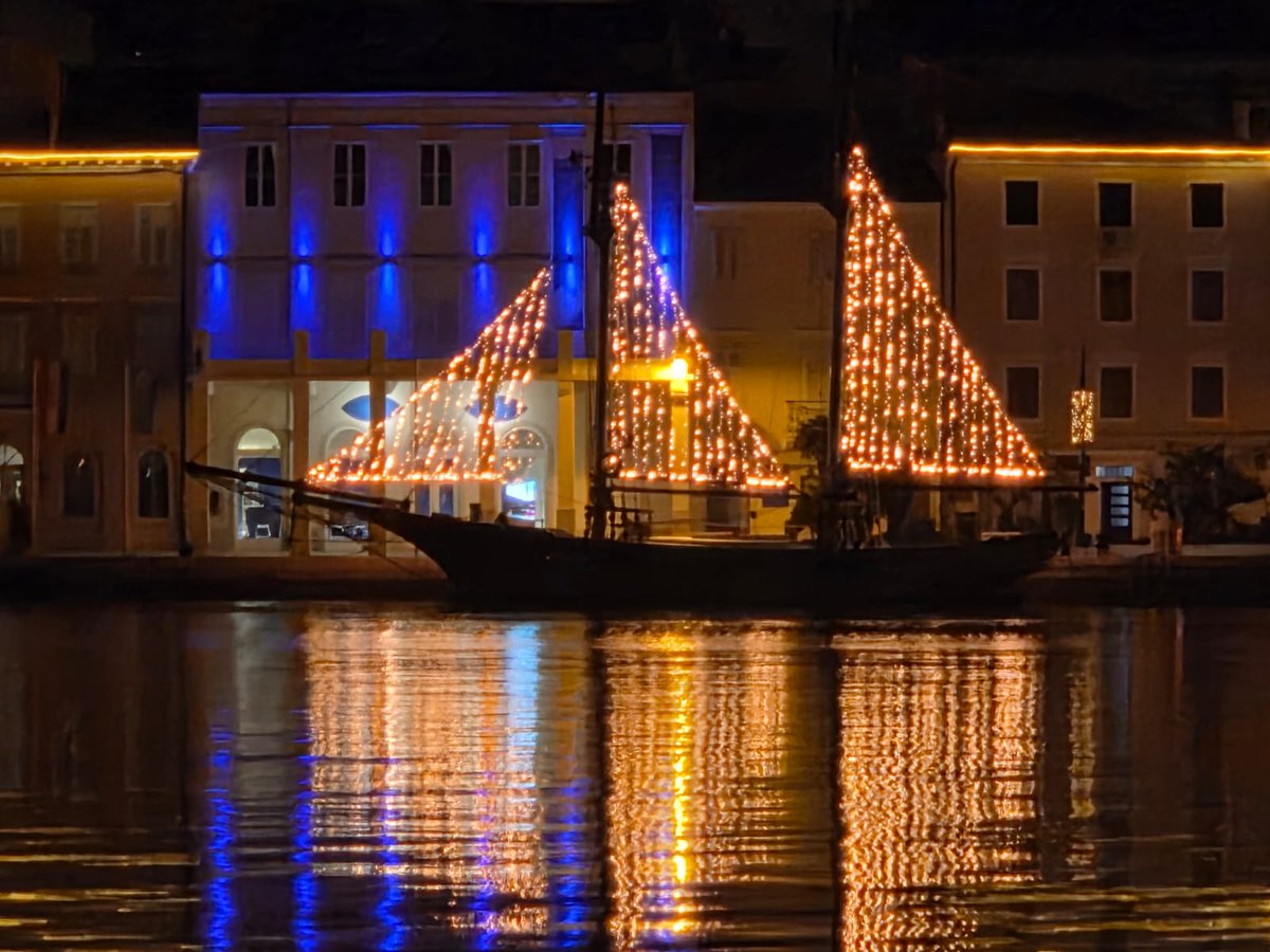 mapoxyomenos's tweet image. We’re enjoying the view of the festive atmosphere surrounding the decorated Lošinj Loger Nerezinac, the interpretation center of the island’s maritime heritage, moored right in front of our museum! 🎄🌟🌠✴️