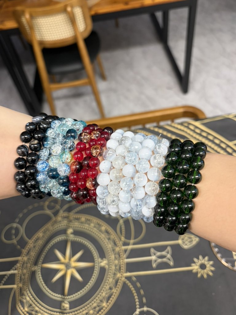 극락이들 팔찌… 차차 하나씩 나눠줘야지 ㅠ 작업실에ㅜ두니까 맨날 까묵어서 아예 들고감